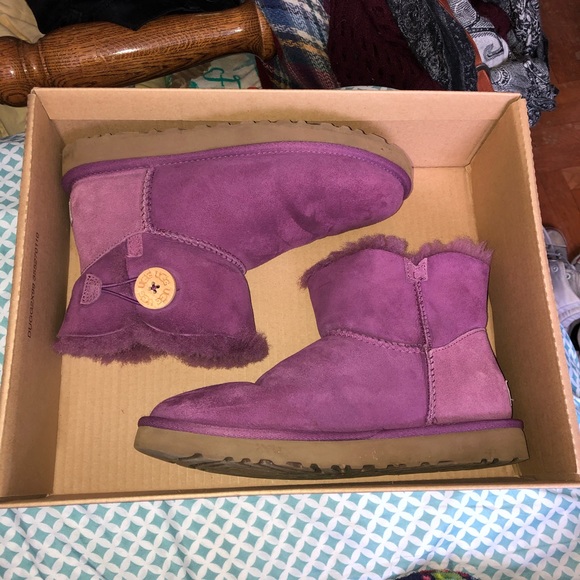UGG Shoes - Short Purple Bailey Button Uggs